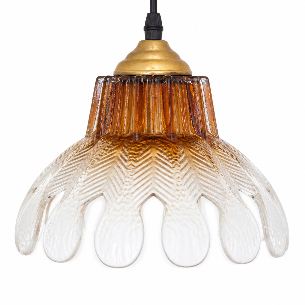 Detalhe do lustre pendente em forma de flor com vidro canelado degradê 1