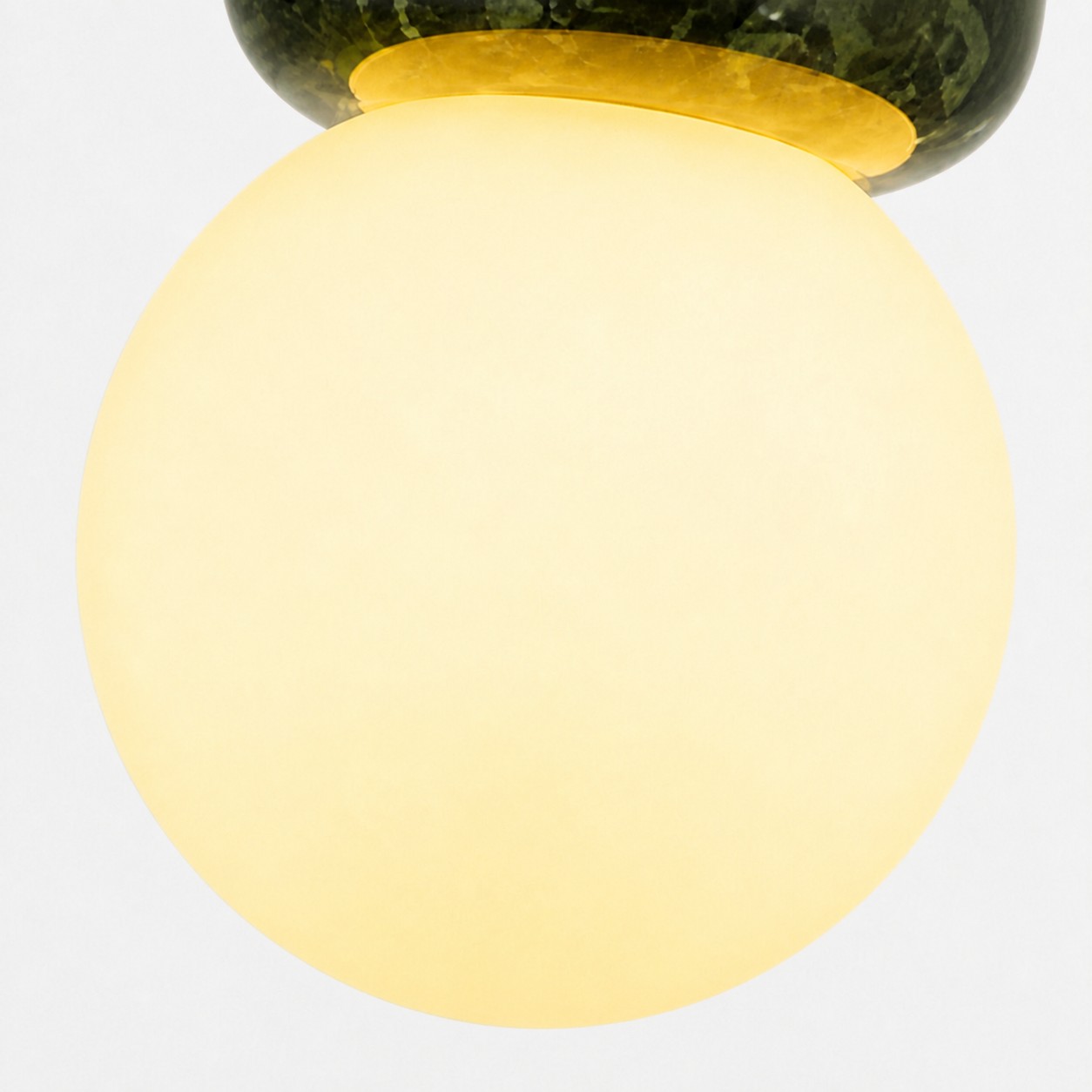 Globo de vidro branco sob detalhe em jade
