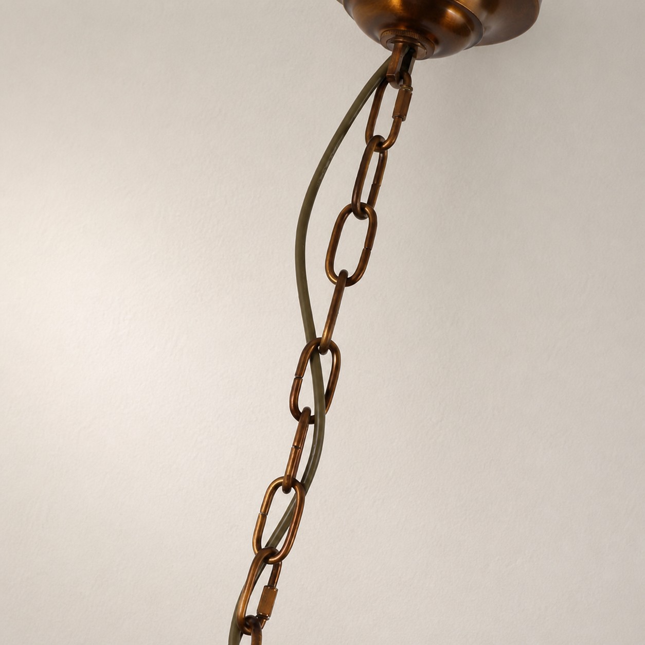 Detalhe do lustre de vidro com flor de latão 3