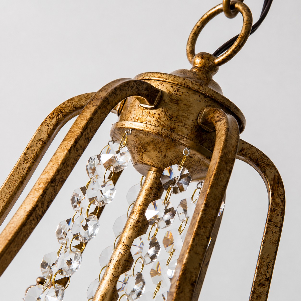 Detalhe 2 de um lustre antigo de ferro e cristal para velas