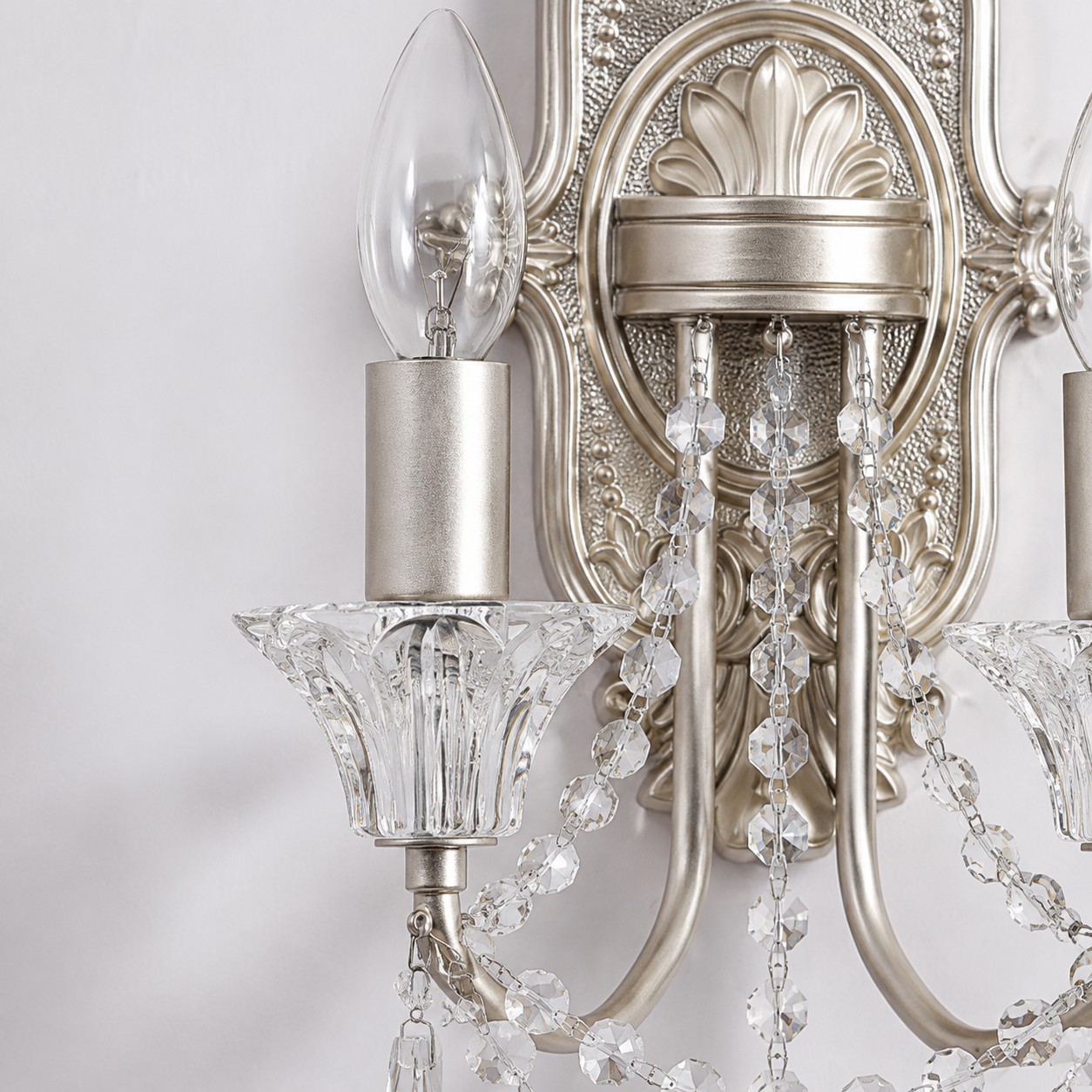 Detalhe do aplique de parede duplo com velas de cristal 3