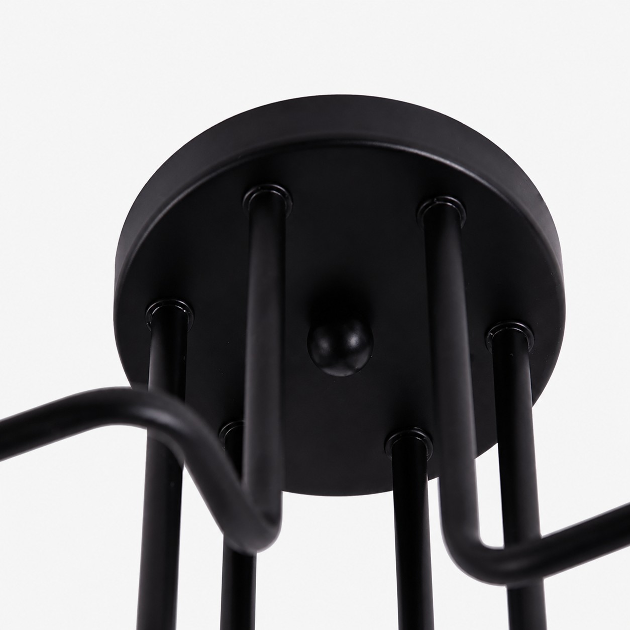 Dosel de techo redondo y canalización de cables