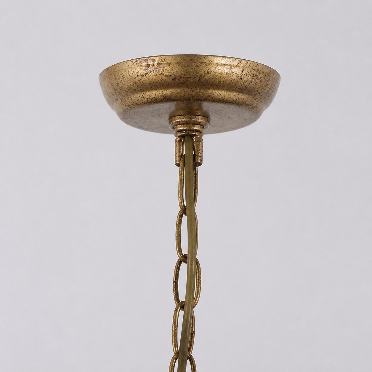 Canopla de teto em ouro antigo com corrente ajustável.