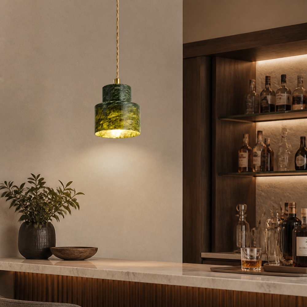 Luminária pendente de cabeceira em jade verde em um ambiente de quarto.