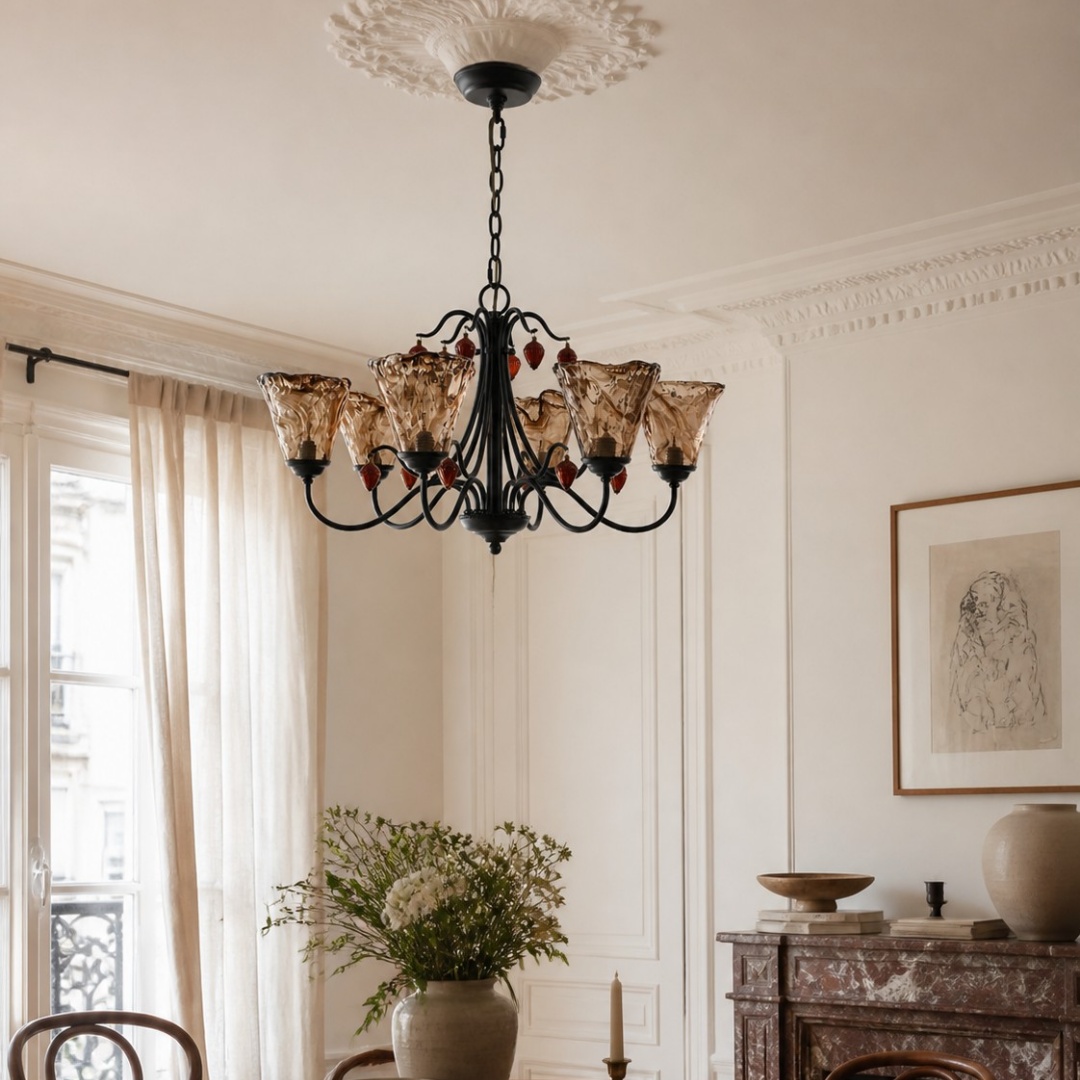 Lustre de vidro âmbar em formato de tulipa exposto em uma sala de jantar clássica.
