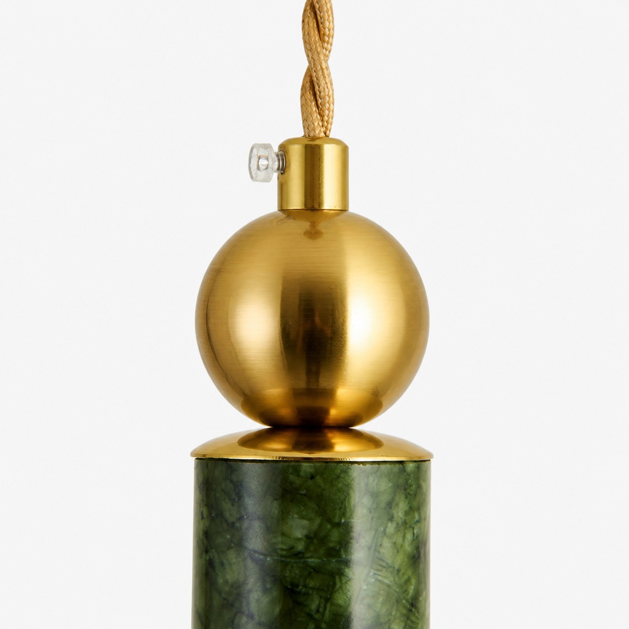 Conexão entre esfera de latão e corpo de jade