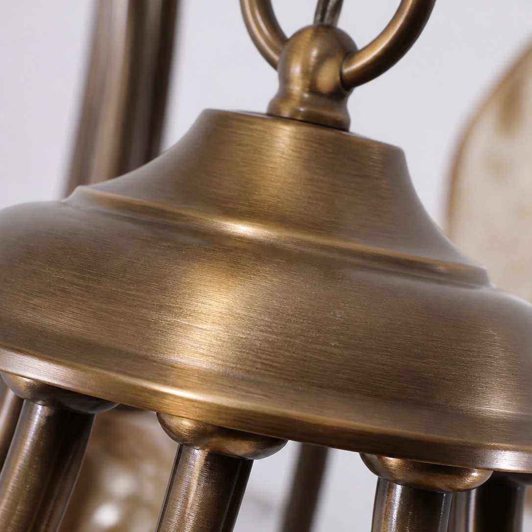 Detalhe do lustre de latão com vidro em formato de folha de âmbar 2