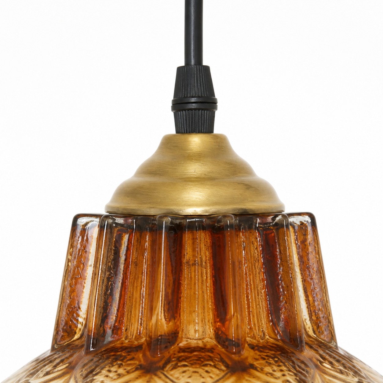 Detalhe do pendente em forma de flor com vidro canelado degradê 2