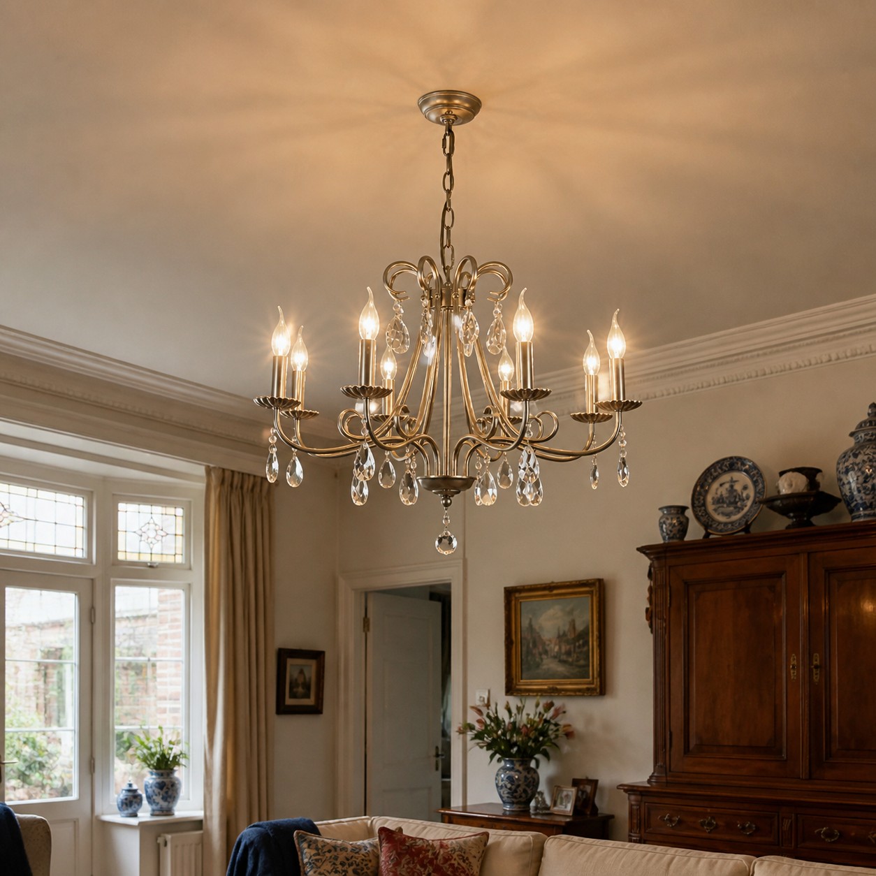 Lustre de cristal prateado para velas em um interior