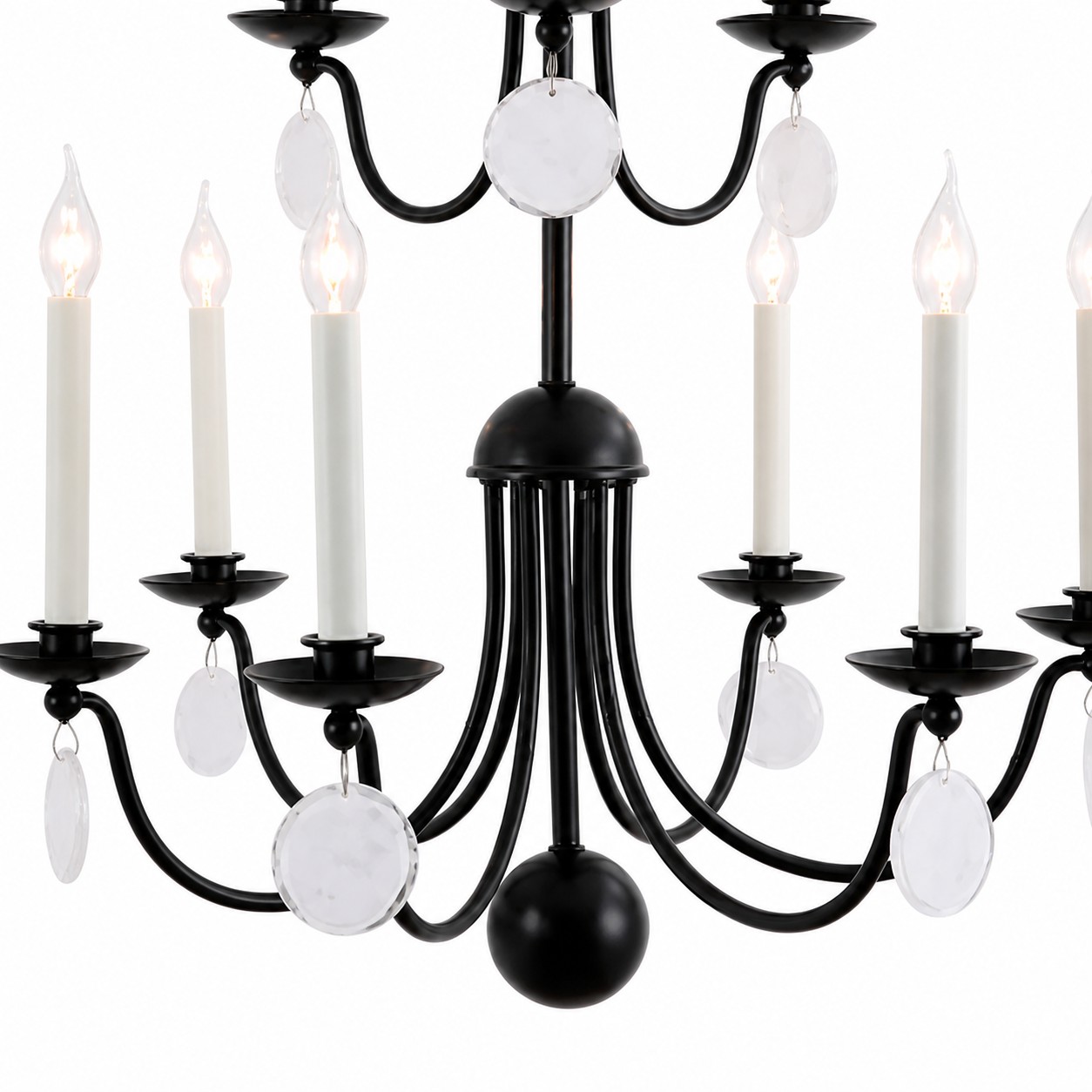 Braços curvos de lustre preto com discos de cristal transparente.