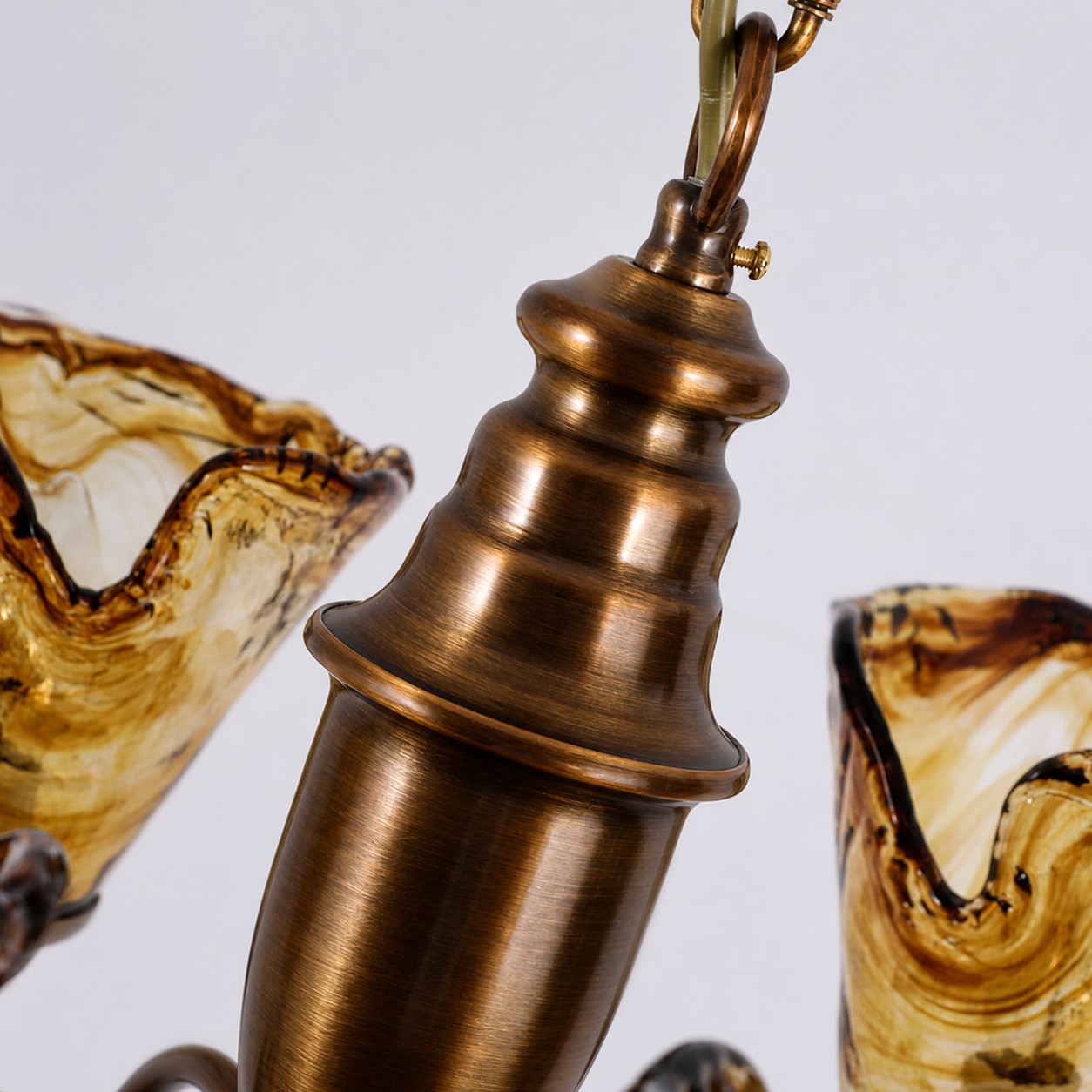 Haste de lustre esculpida em latão antigo