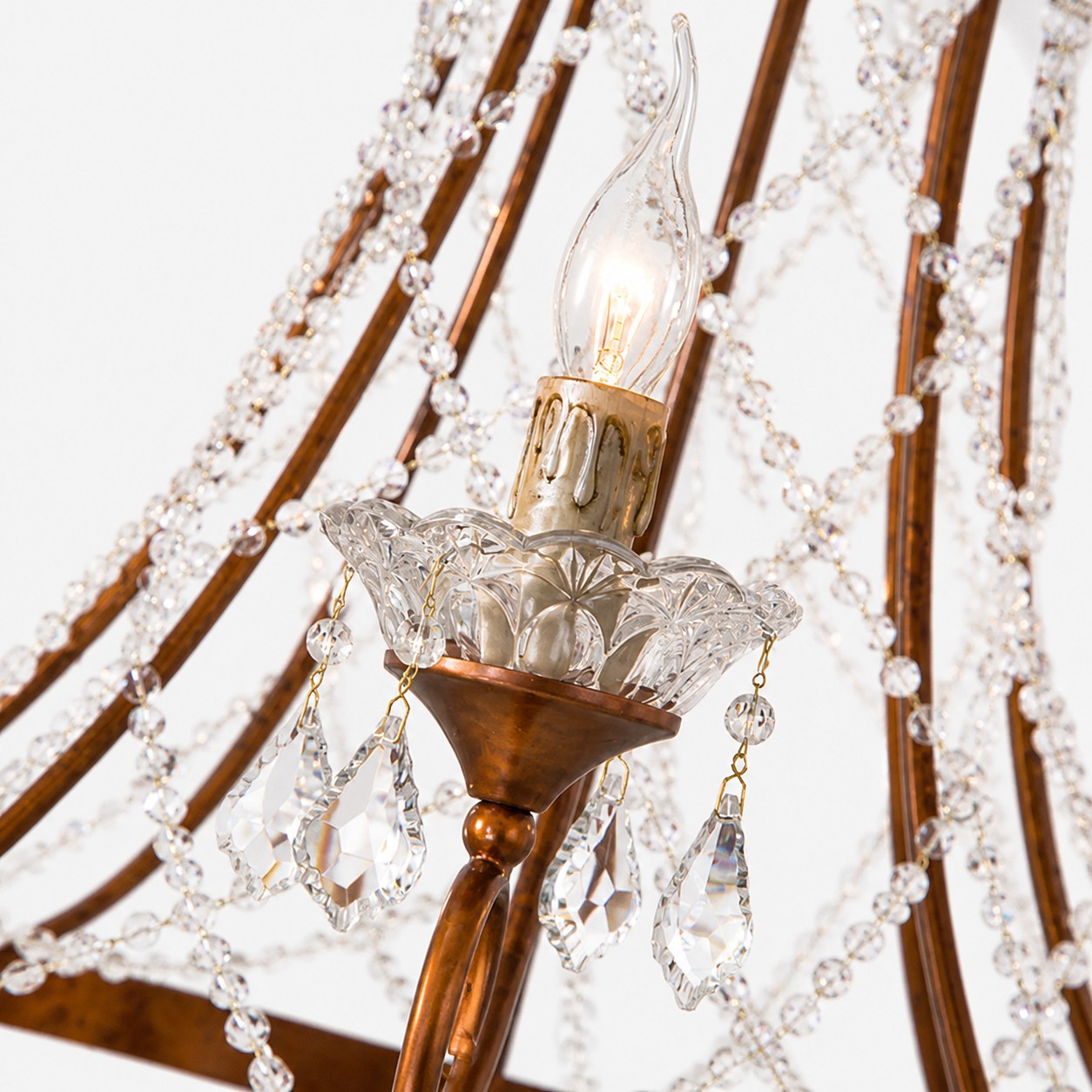 Taça de cristal em formato de flor com luz estilo vela.