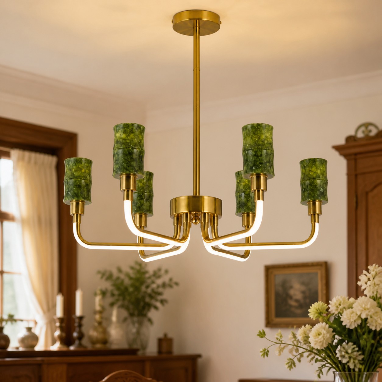 Lampadario a bracci portacandele in giada verde in un ambiente interno.