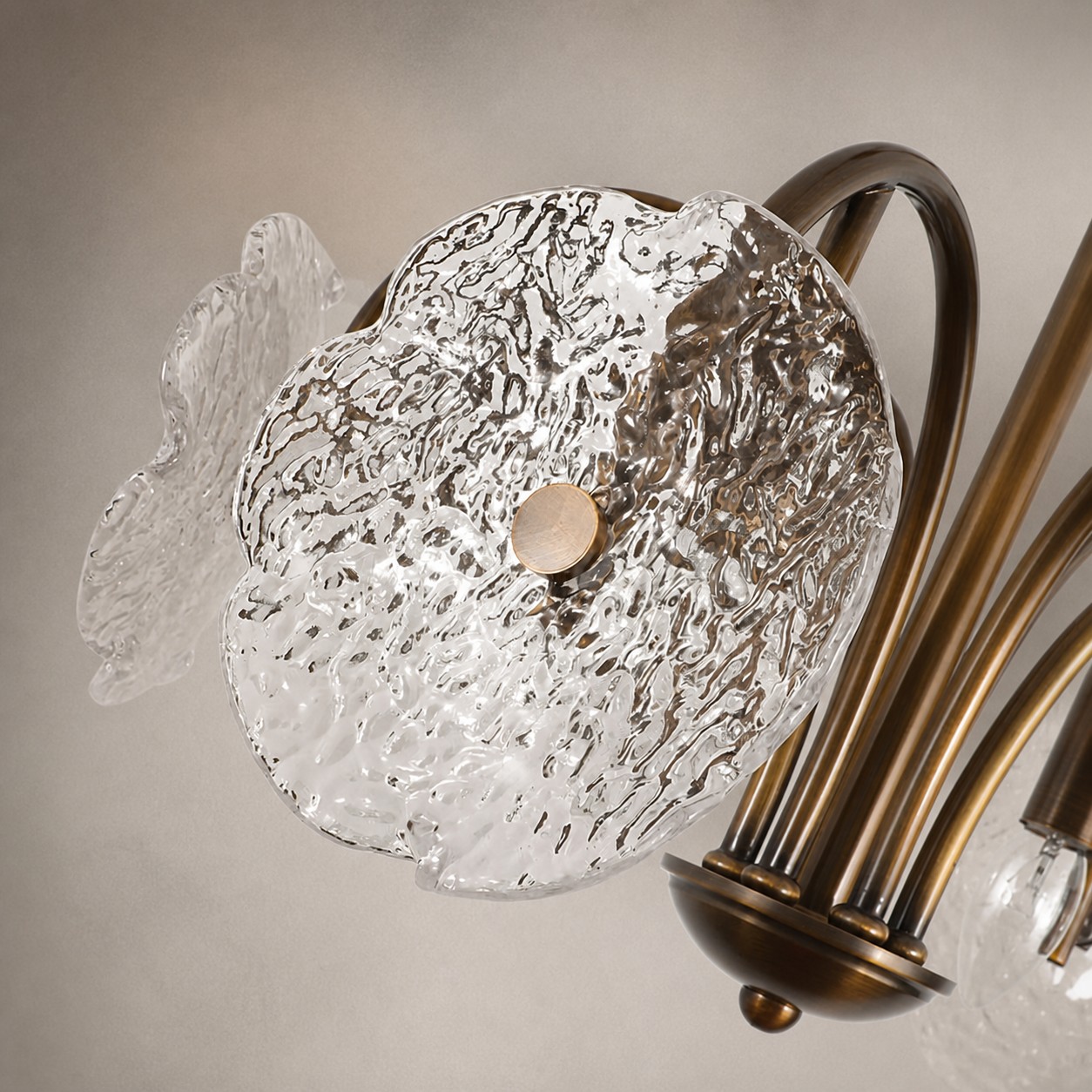 Detalhe 1 do lustre de vidro com flor de latão