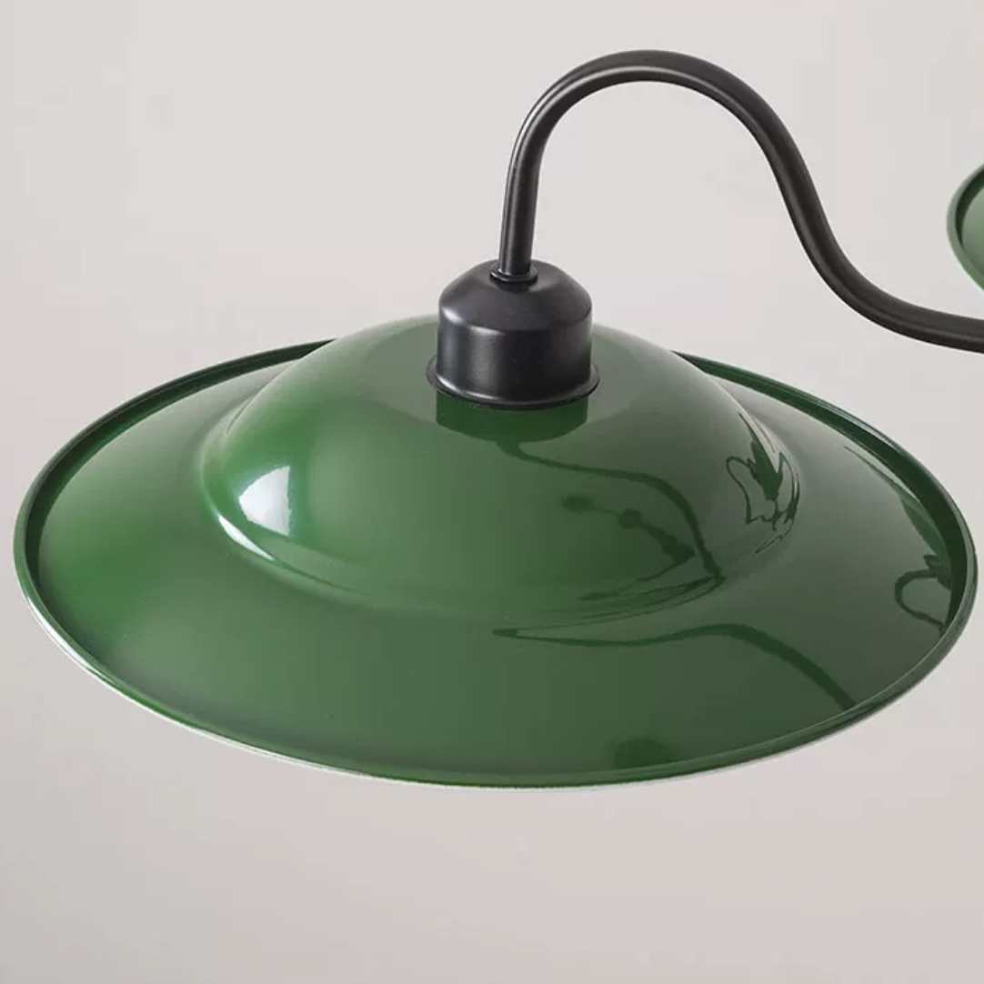 Esmalte verde com a parte inferior mais clara.