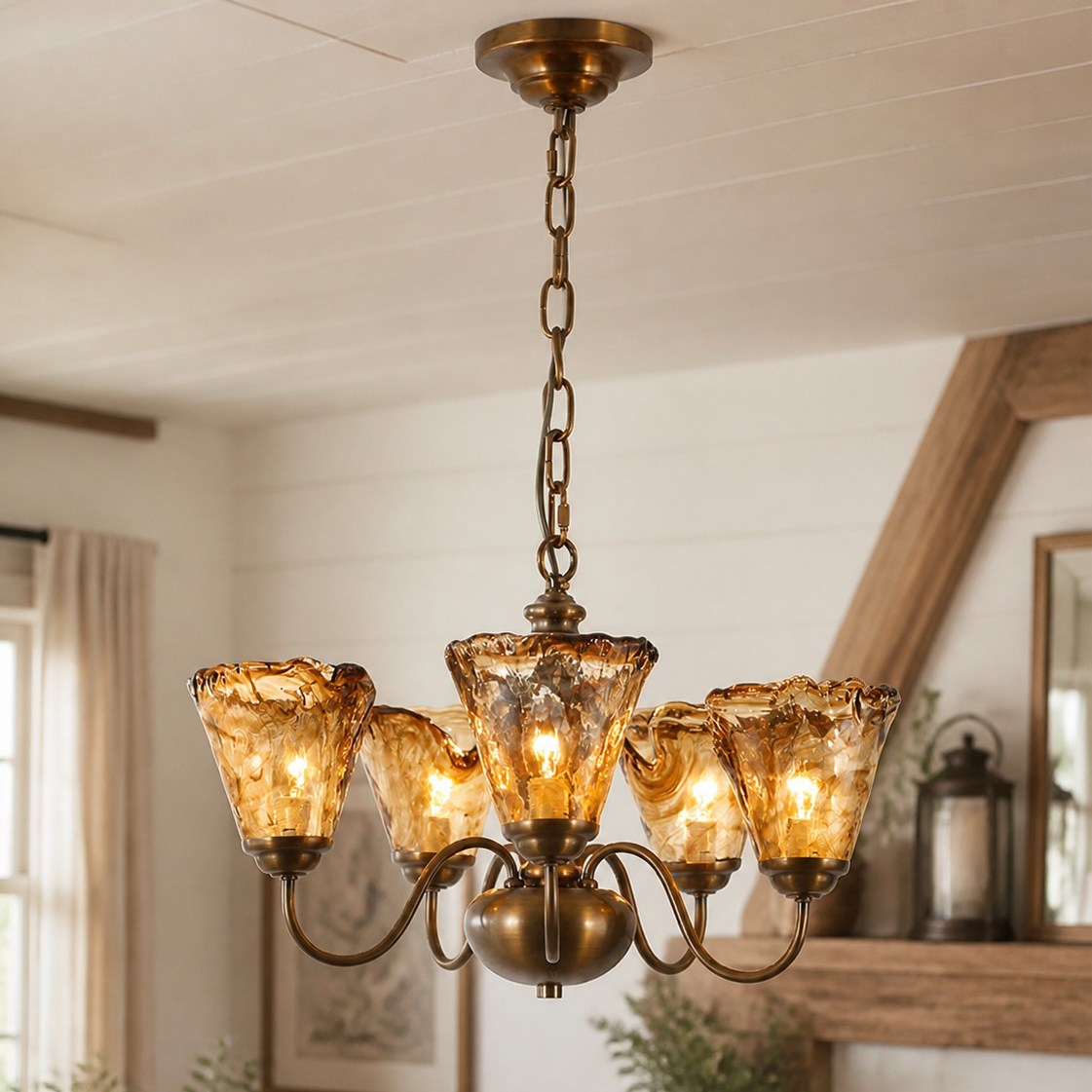 Lustre de vidro âmbar exposto em um interior rústico e acolhedor.