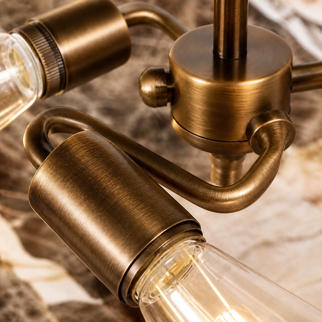 Antieke messing lamphouder en gebogen armdetails