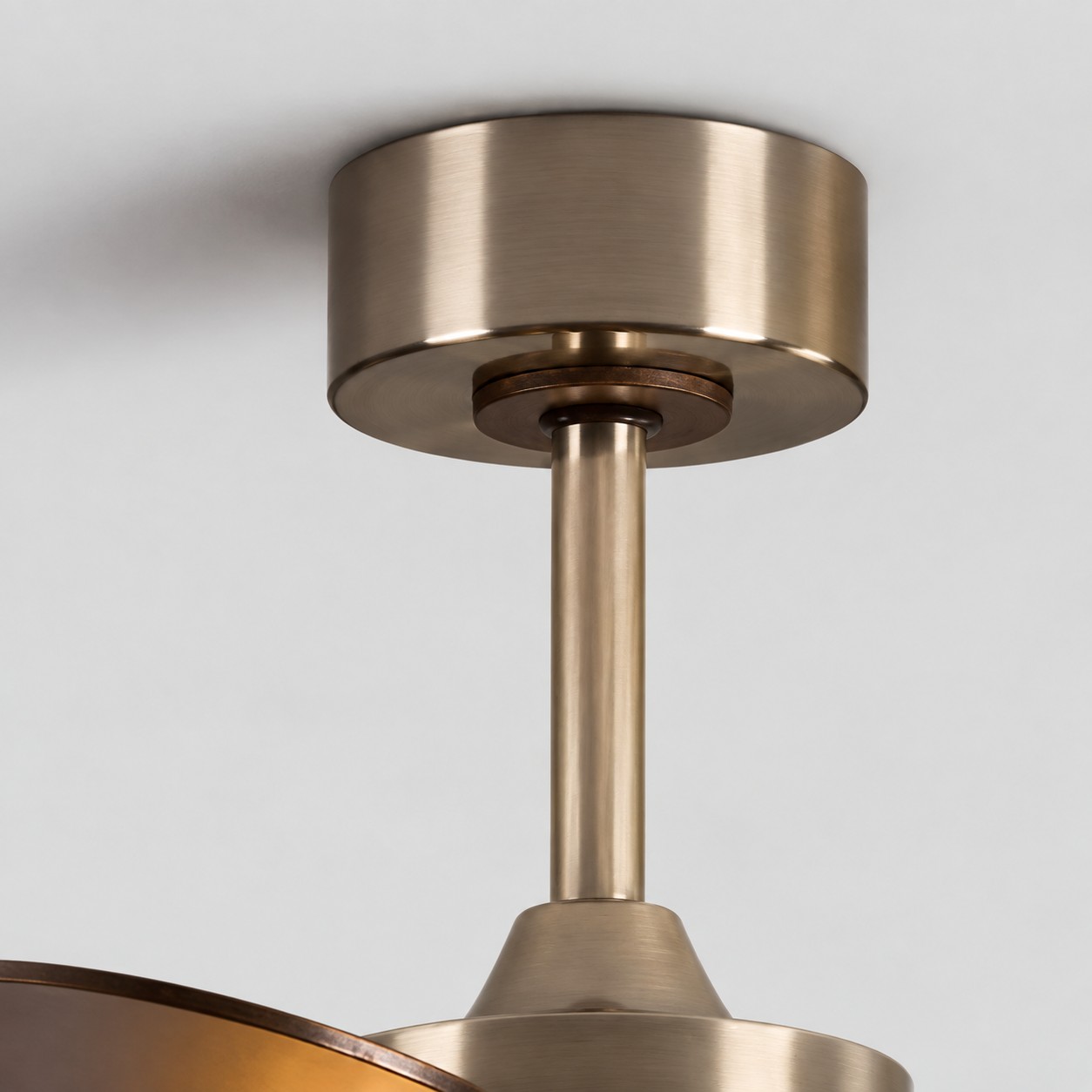 La verrière en or brossé apporte une touche de luxe raffinée.
