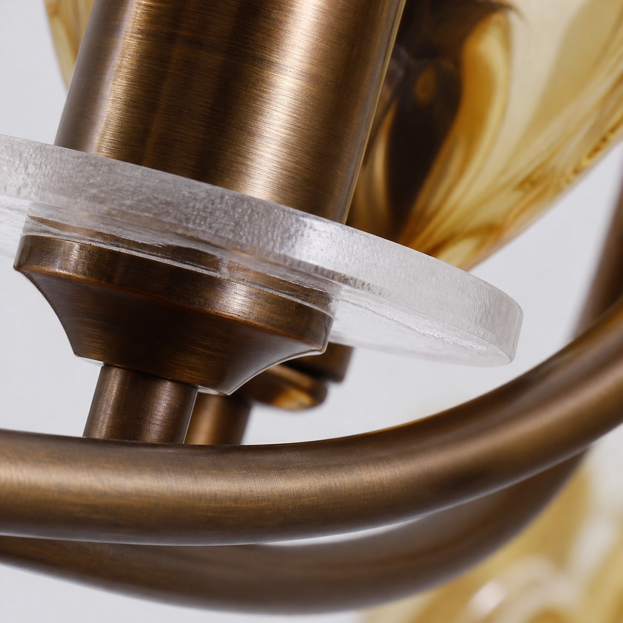 Detalhe do lustre de latão com vidro em formato de folha de âmbar 1