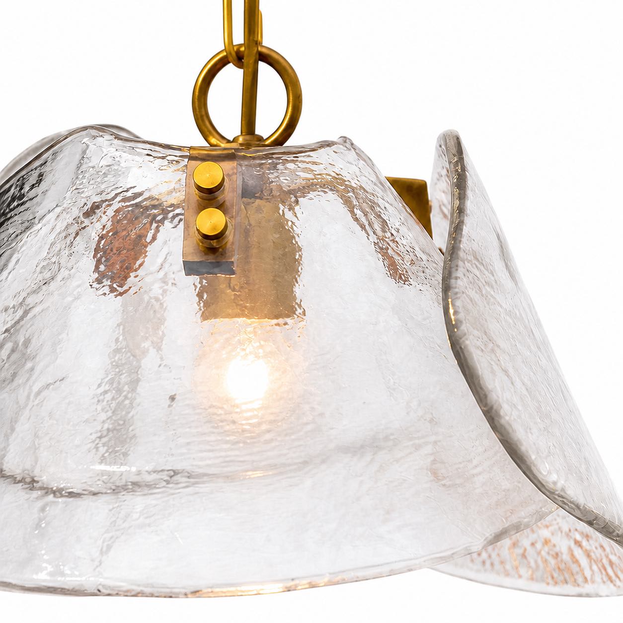 Detalhe da luminária pendente em cúpula de latão e vidro transparente 1