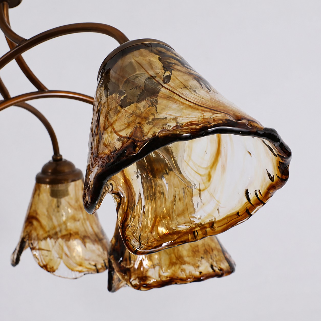 Cúpula de lustre em vidro âmbar moldada à mão