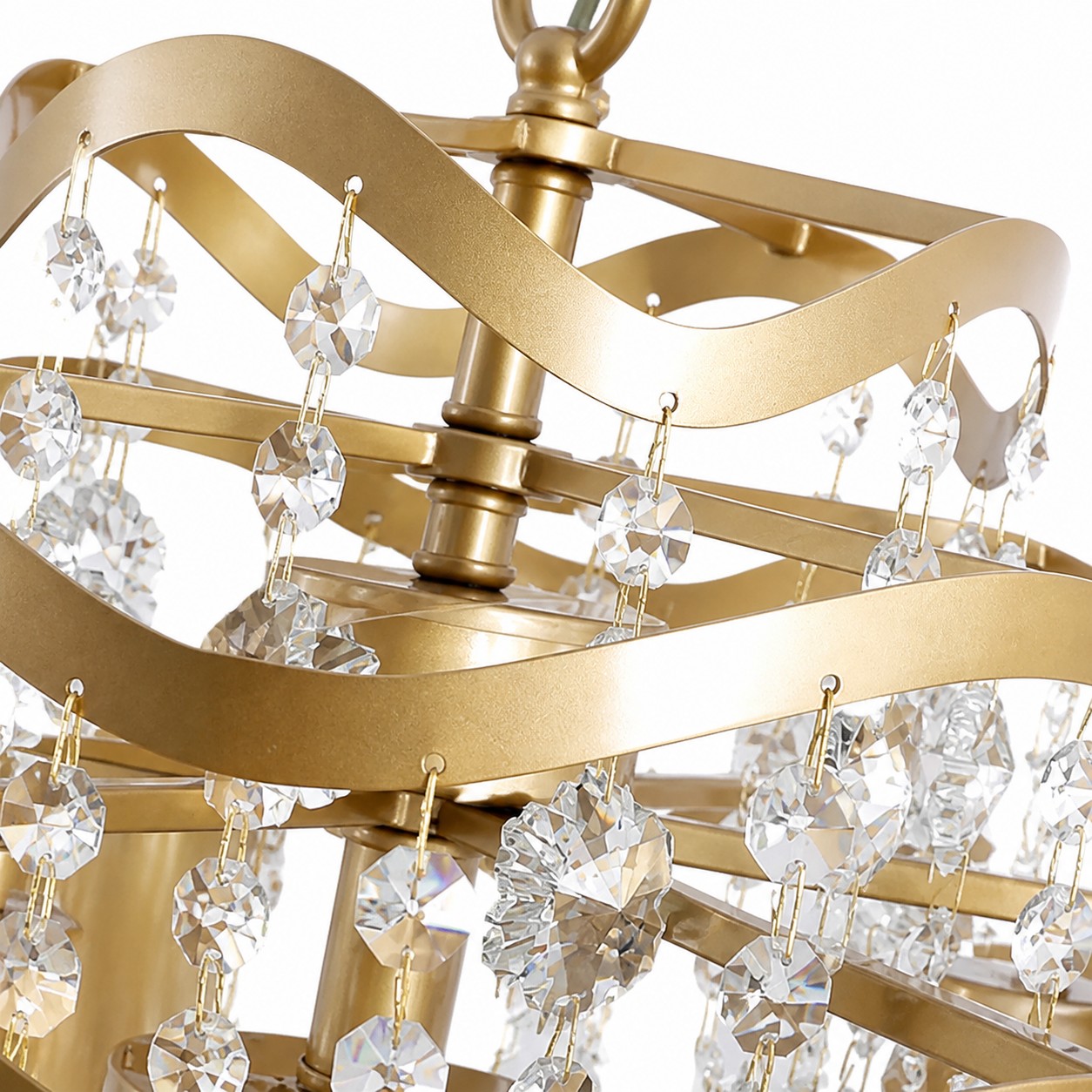 Moldura em camadas em formato de onda com ornamentos de cristal pendurados.