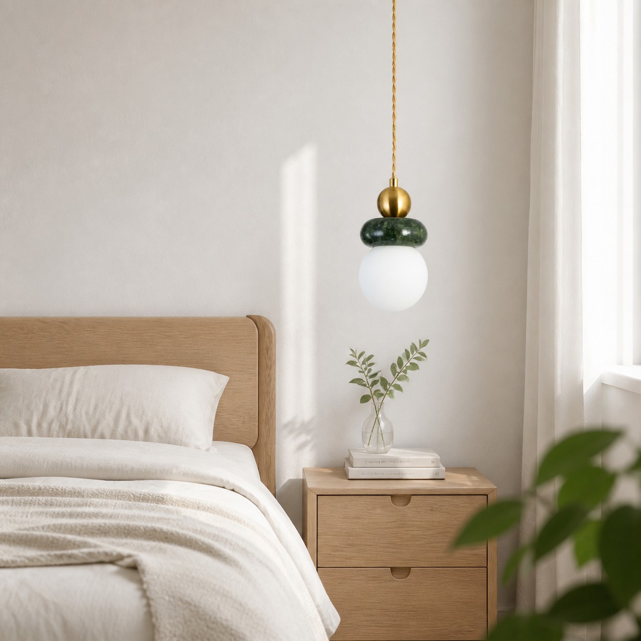 Luminária pendente em formato de esfera de jade verde em um ambiente.