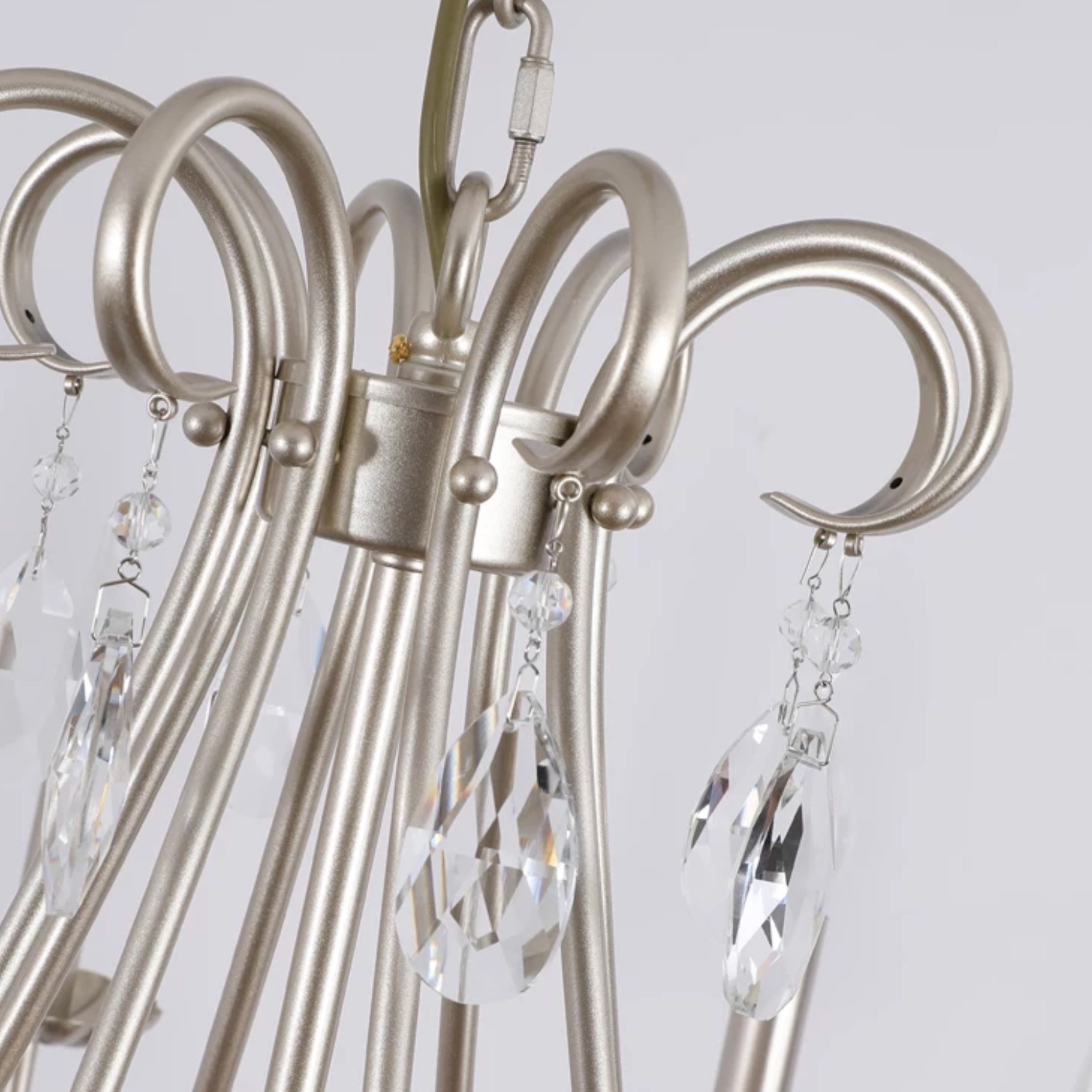 Detalhe do lustre de cristal prateado 3