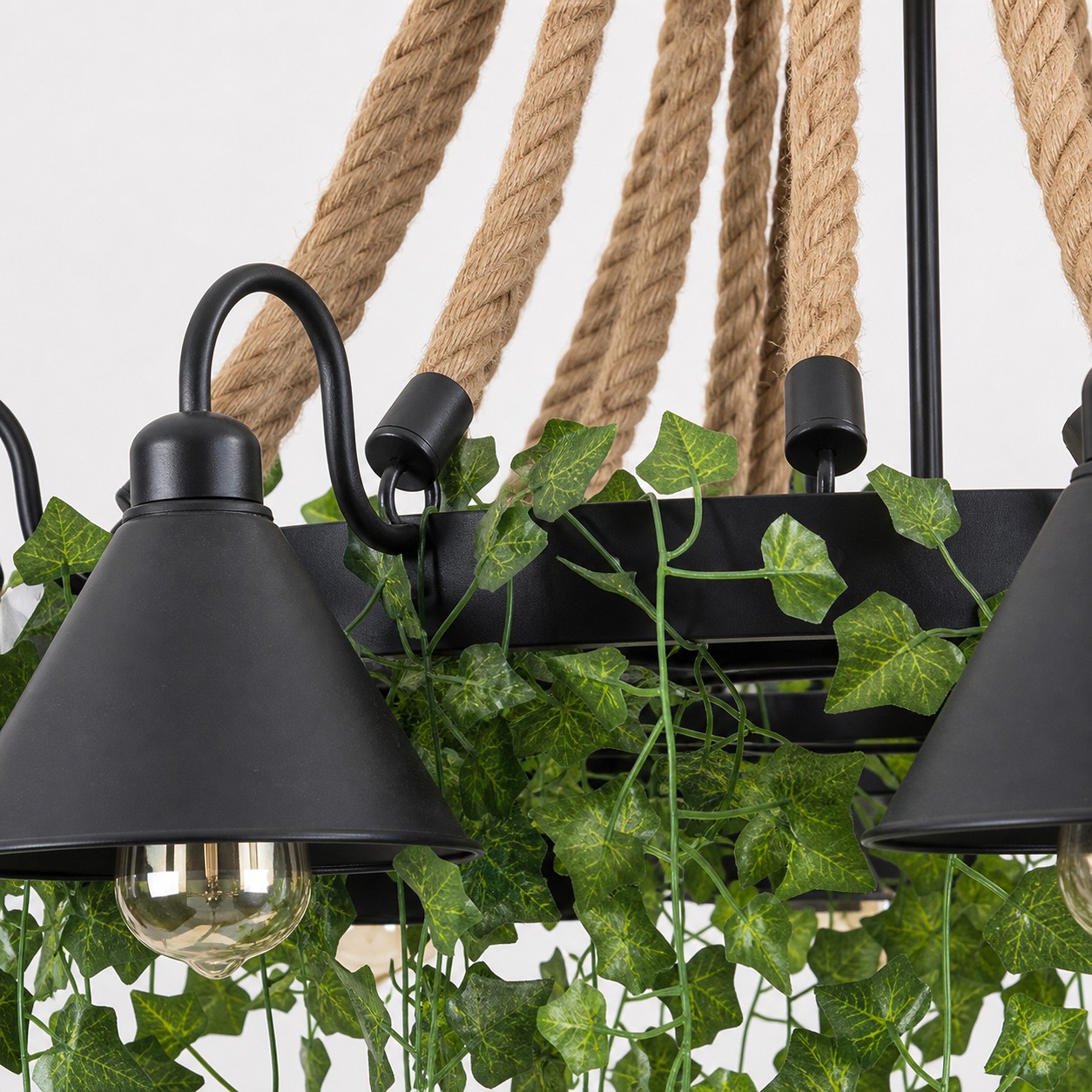 Tonalità opaca incorniciata da corda e vegetazione.