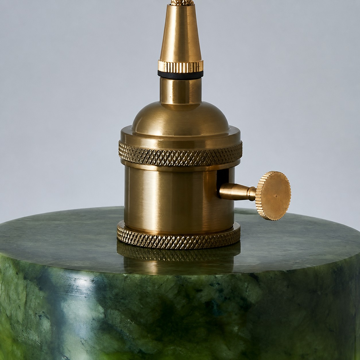 Encaixe de latão acima da cúpula de jade