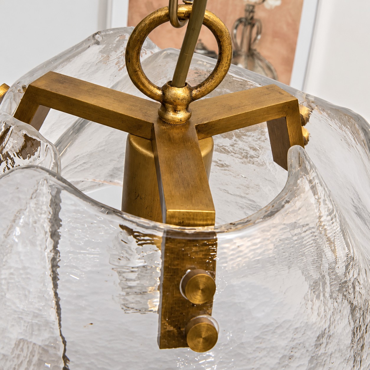 Detalhe da luminária pendente em cúpula de latão e vidro transparente 2