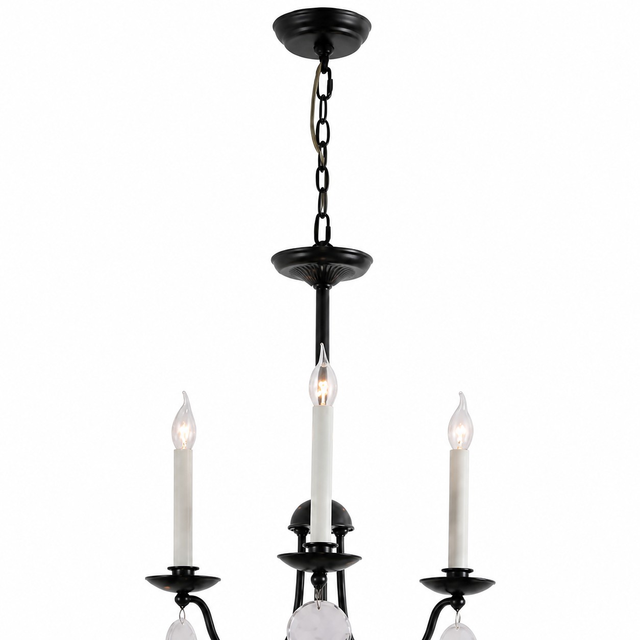 Dossel preto no teto, corrente e nível superior para velas.