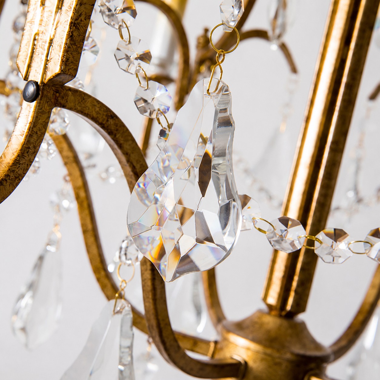 Detalhe 1 de um lustre antigo de ferro e cristal para velas