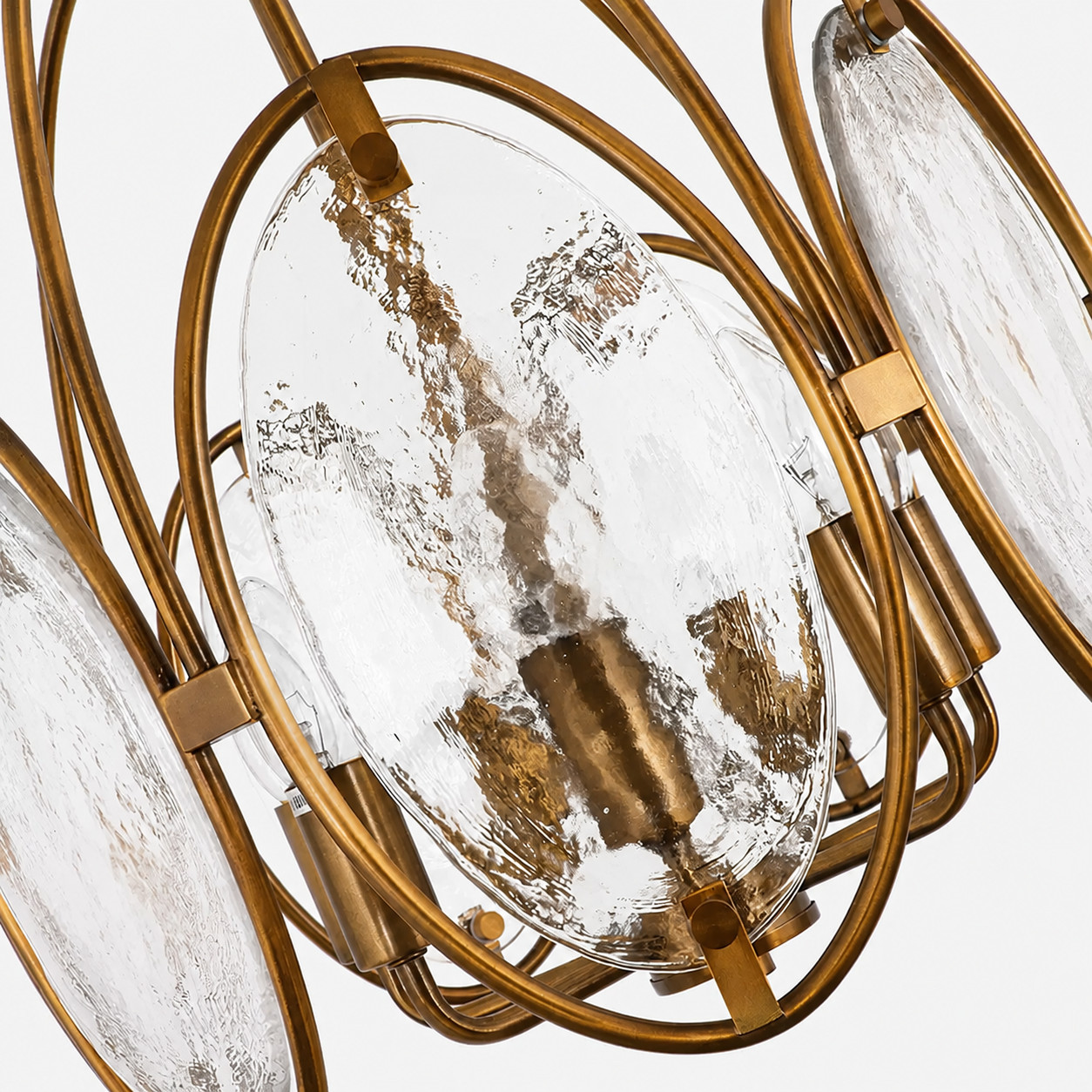 Detalhe do lustre de vidro texturizado em gaiola oval 1