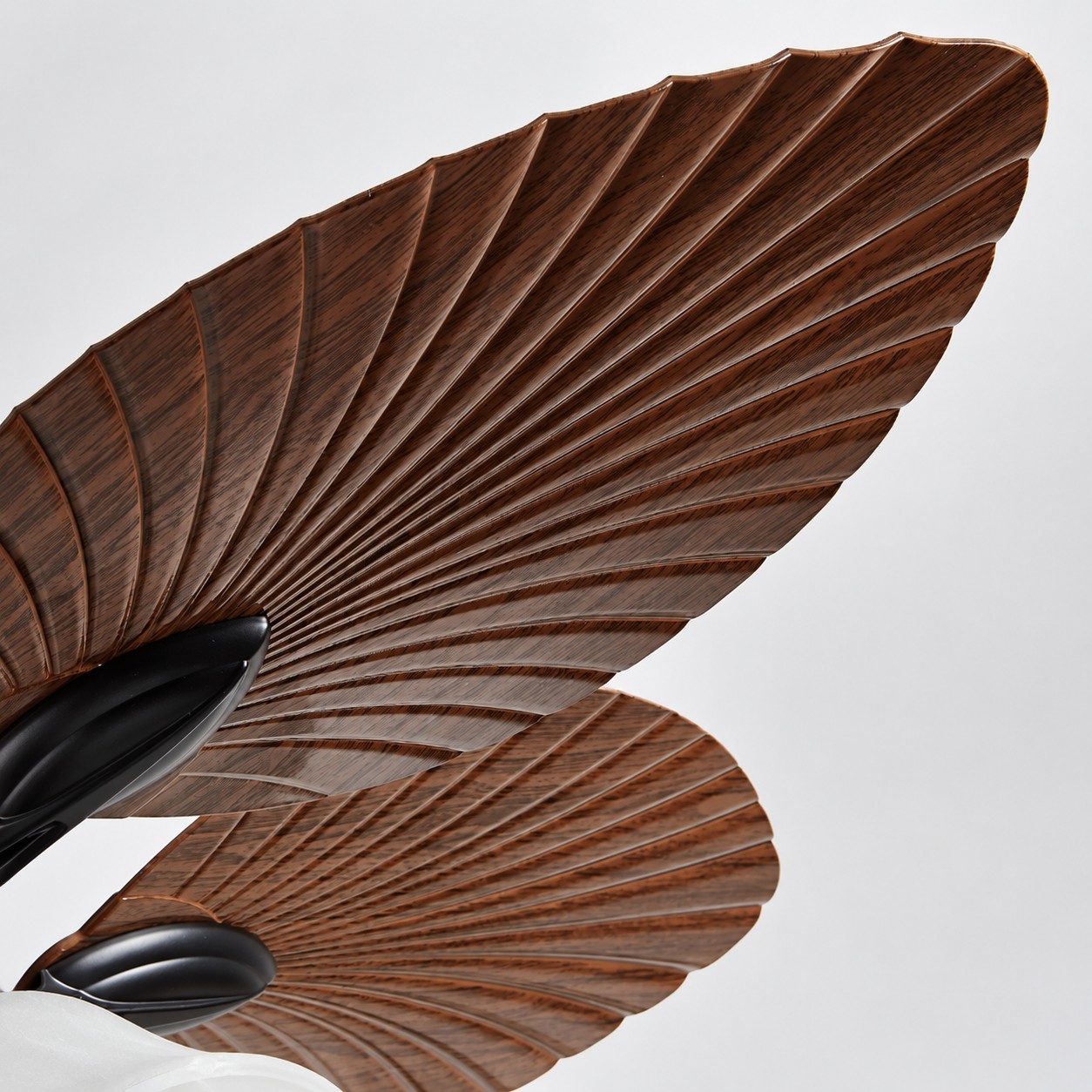 Des lames sculptées en forme de feuilles apportent une touche artistique naturelle au-dessus