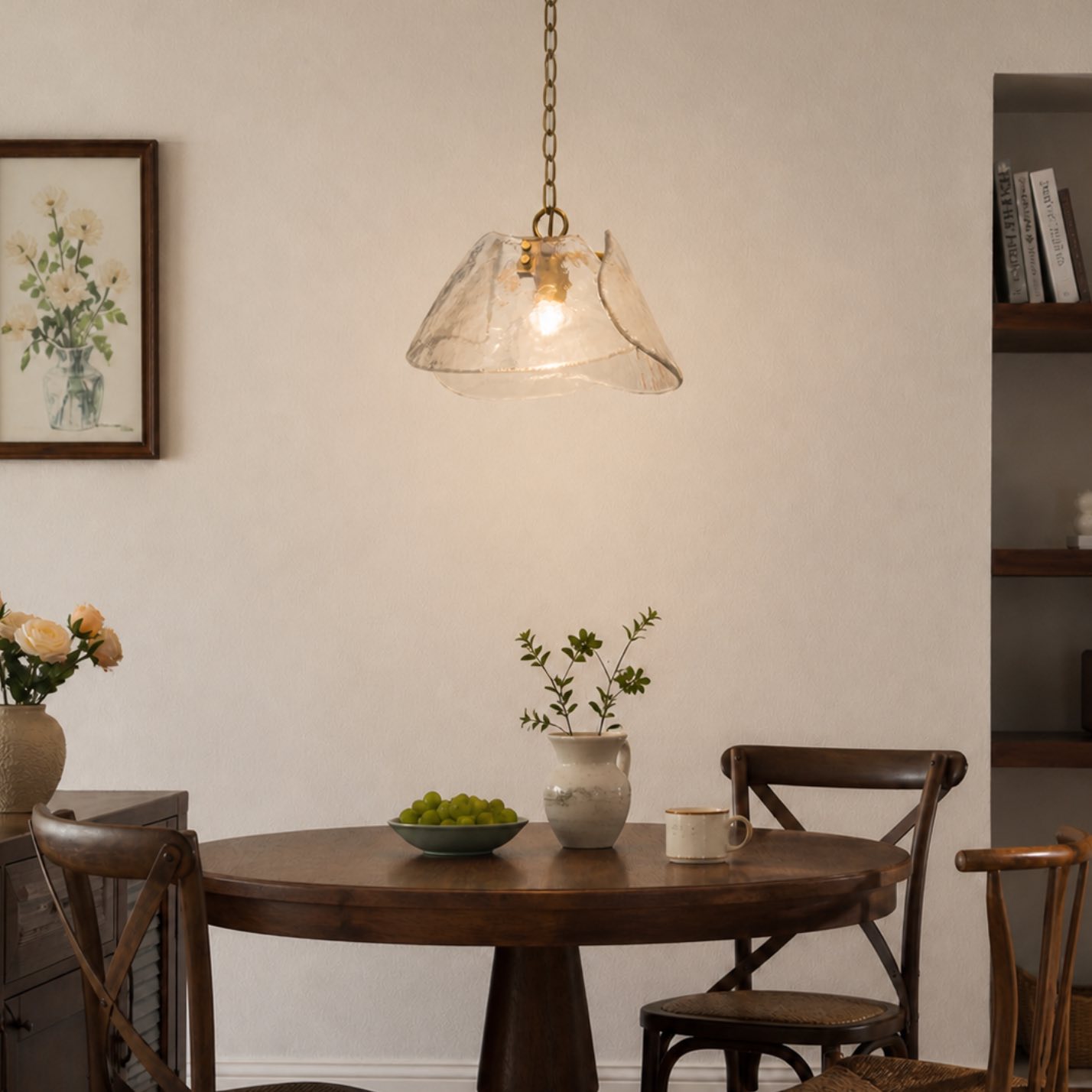 Luminária pendente em cúpula de latão e vidro transparente em um interior