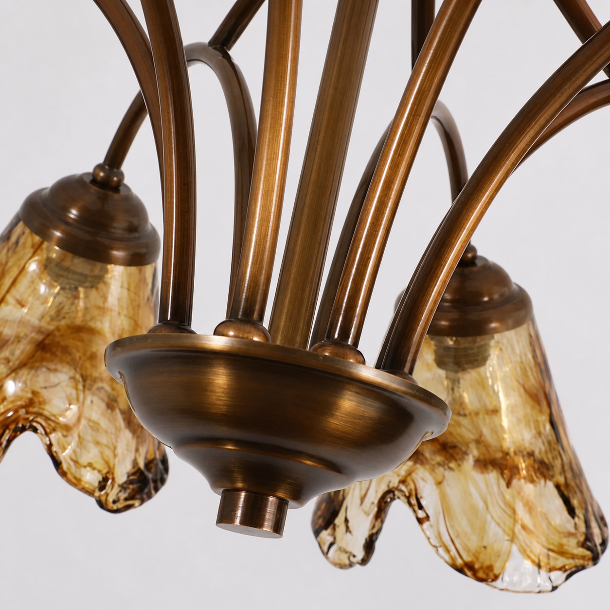 Braços curvos de latão para lustre e acessório central