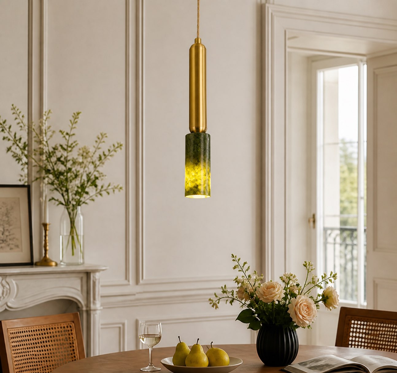 Luminária pendente fina em latão e jade verde em um ambiente.