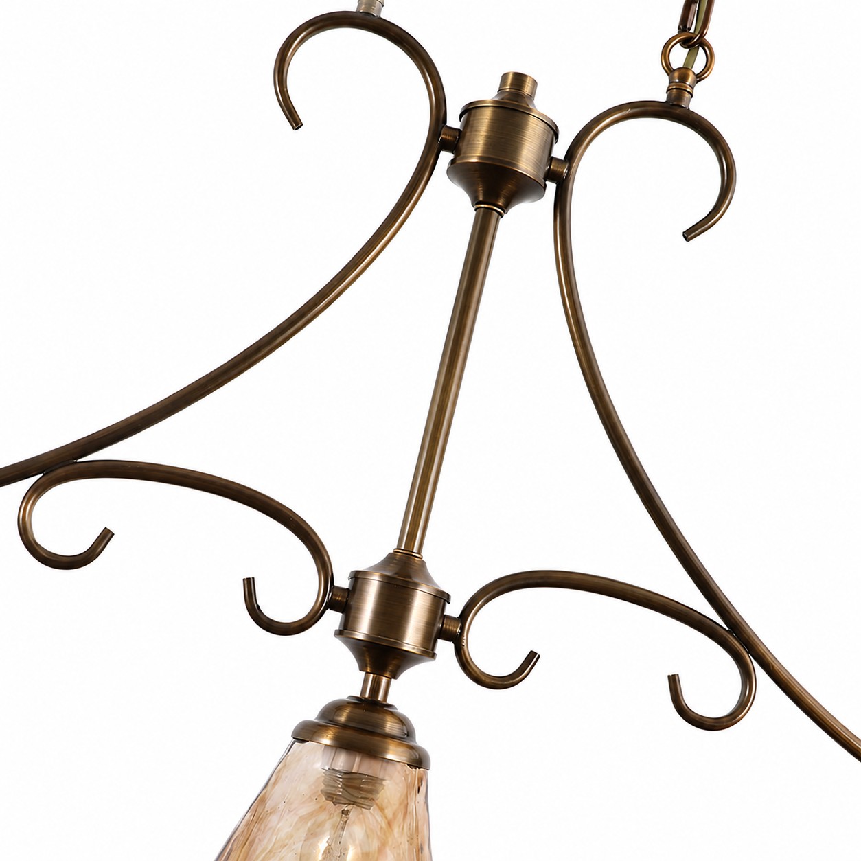 Detalhe 1 de um lustre linear de latão e vidro âmbar em estilo campestre francês.