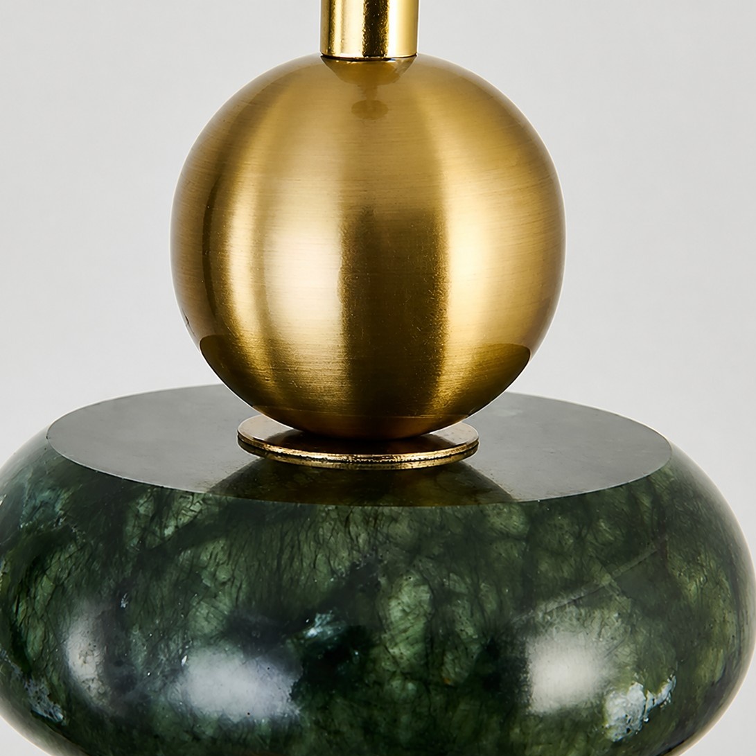 Esfera de latão, anel de jade e globo de vidro branco completo.