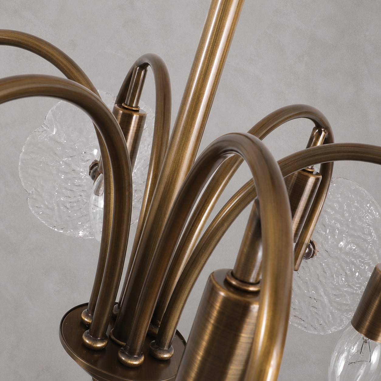 Detalhe do lustre de vidro com flor de latão 2