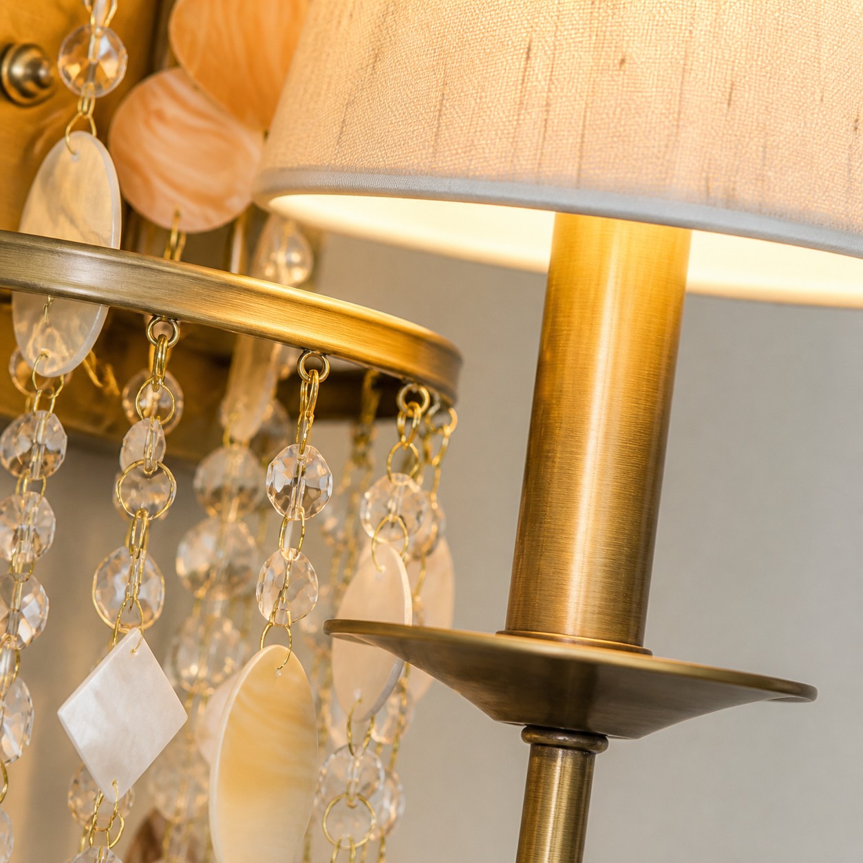 Detalhe 3 do aplique de parede com borla de cristal e concha