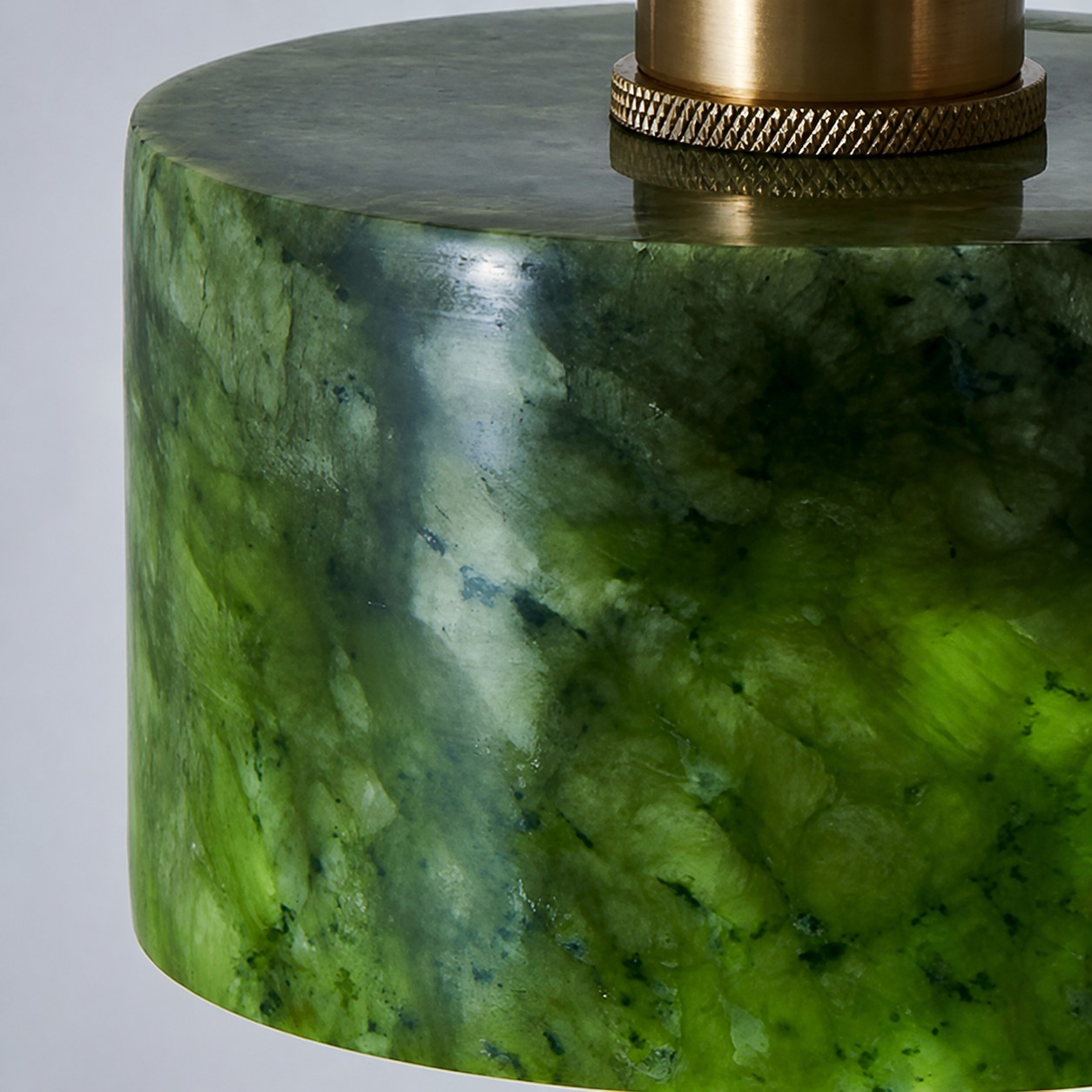 Cilindro de jade verde translúcido
