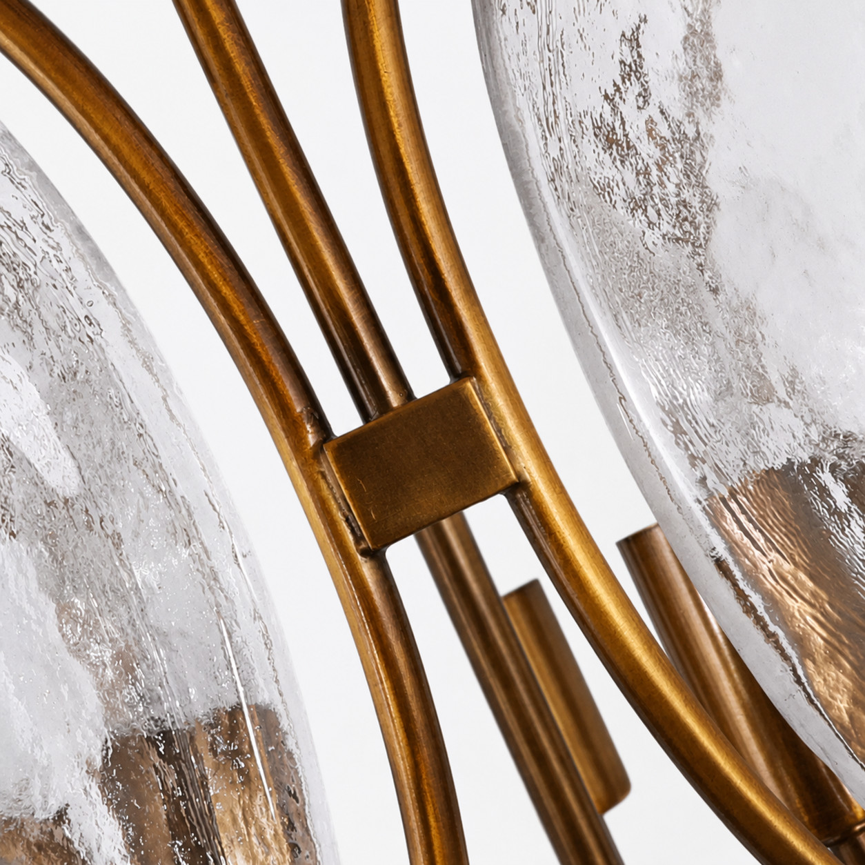 Detalhe do lustre de vidro texturizado em gaiola oval 3