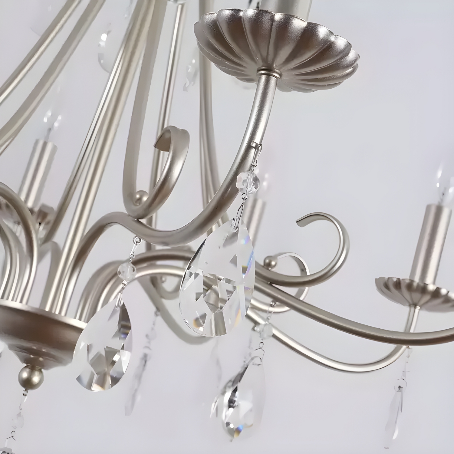 Detalhe do lustre de cristal prateado para velas 2