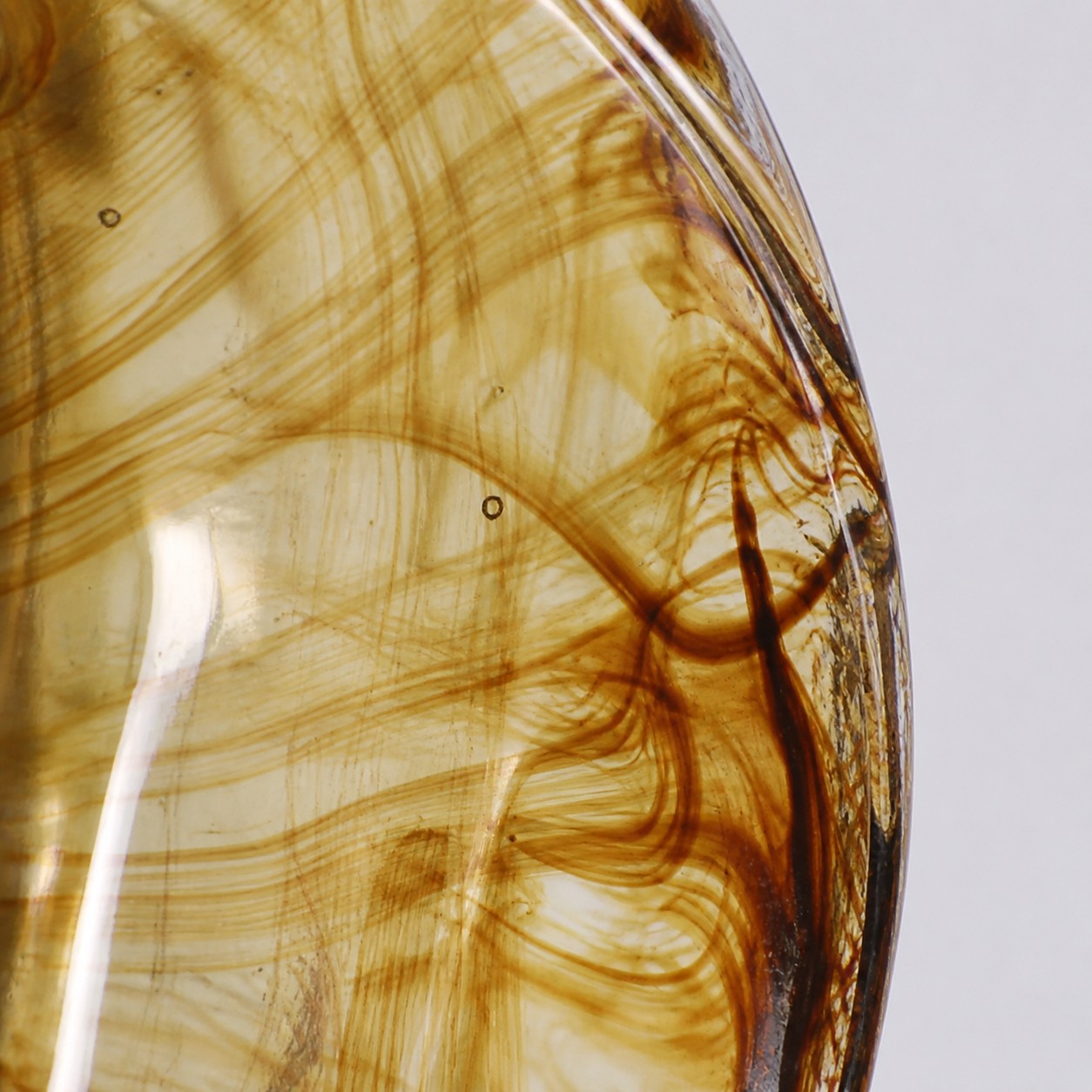 Detalhe do lustre de latão com vidro em formato de folha de âmbar 3