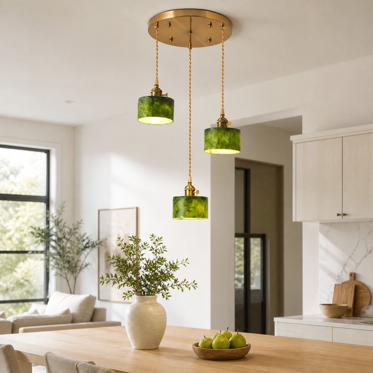 Luminária pendente de três luzes em jade verde em um ambiente.