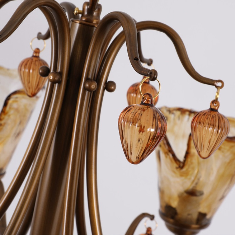 Braços curvos de lustre com ornamentos de vidro âmbar