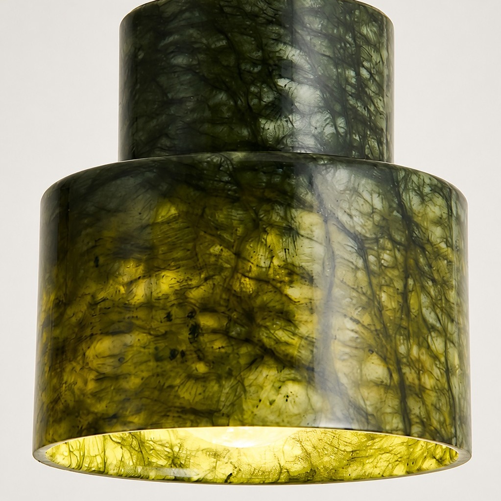 Abajur cilíndrico iluminado em jade