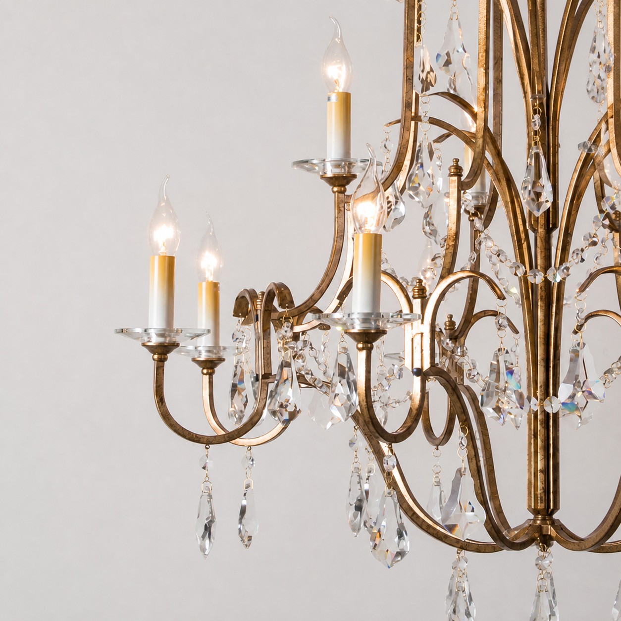 Detalhe do lustre de cristal de ferro antigo 3